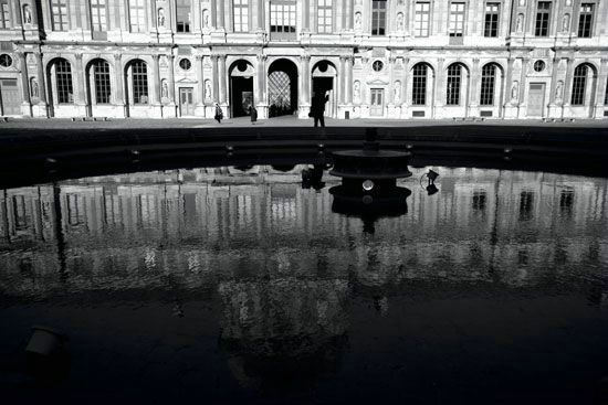 Reflet dans une eau qui dort - Le Louvre