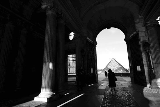 Sous un porche - Le Louvre